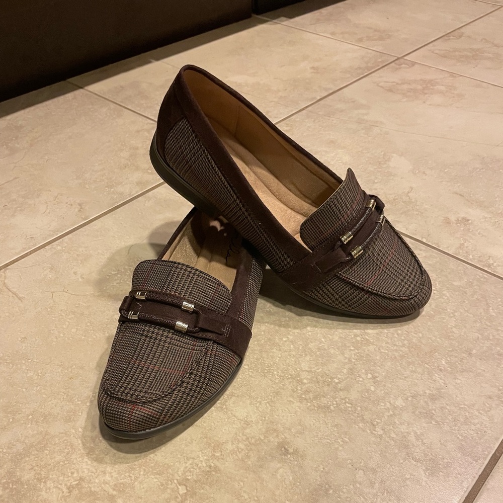 Women’s low heel true comfort shoes. Size 9-worn once- excellent condition